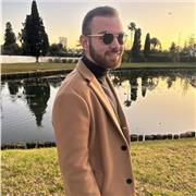 Ambicioso, participativo, cercano, inteligente, trabajador, puntual y  disponible